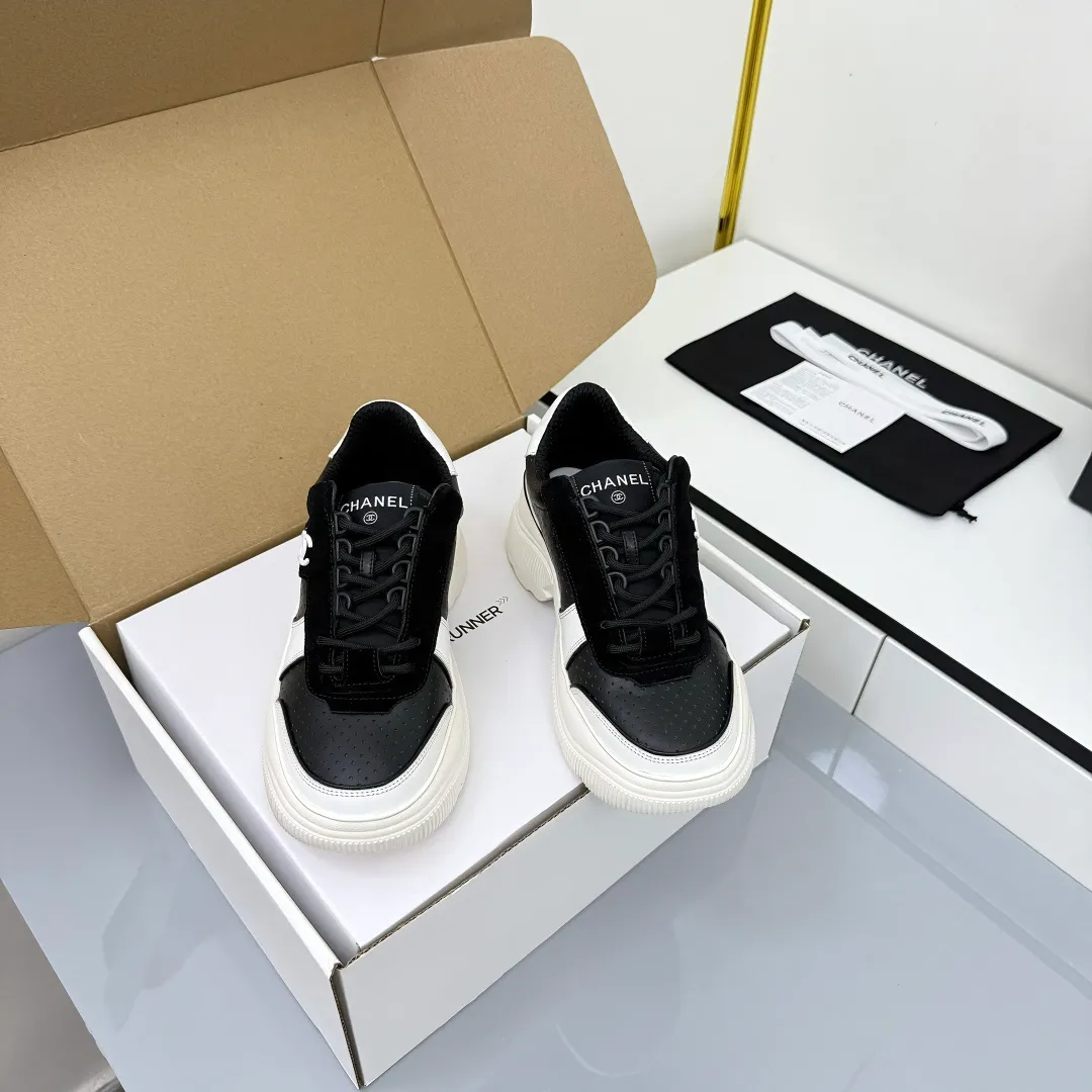 👟👟Ex-factory price 620👟👟 Chanel bread shoes ~ original calfskin panda shoes Chanel 25C latest hot style panda black and white sports shoes casual sneakers Xiaoxiang hot item classic black and white panda color coco girls must pay Fabric: original custom mixed sheepskin lining: original imported breathable mesh lining outsole: Original molded rubber + TPU combination Size: Women's 35-41